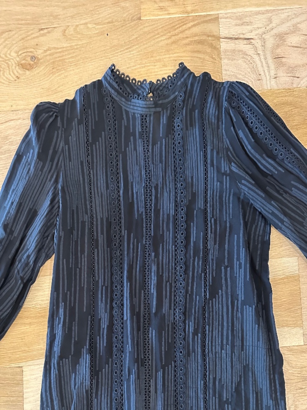 Ann Taylor Blouse in Black with Dark Blue Stripe Size Extra Sma